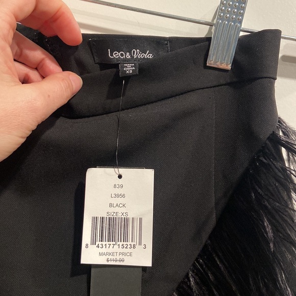 Black skirt with feathers. - Picture 4 of 4